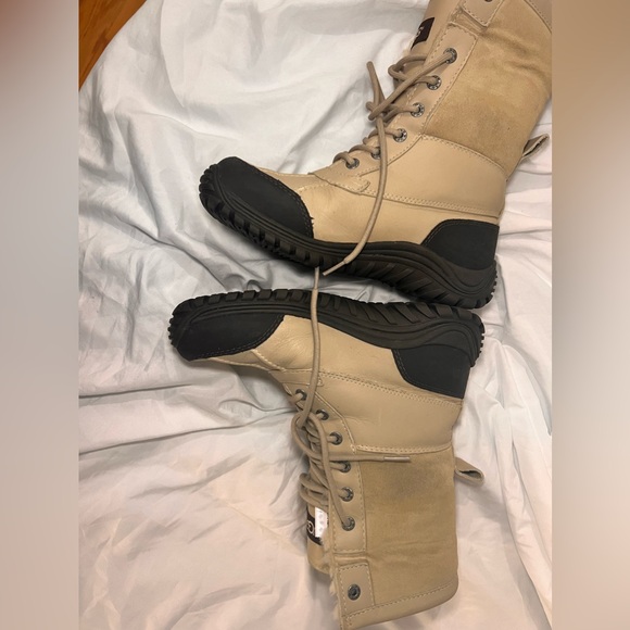 UGG women’s Adirondack III boot size 8 in cream colour - Picture 13 of 14